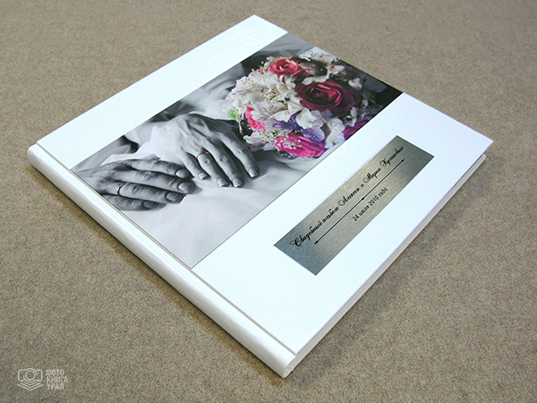 Фотокнига «Панорамик» в обложке из искусственной кожи с фотовставкой и металлическим шильдом